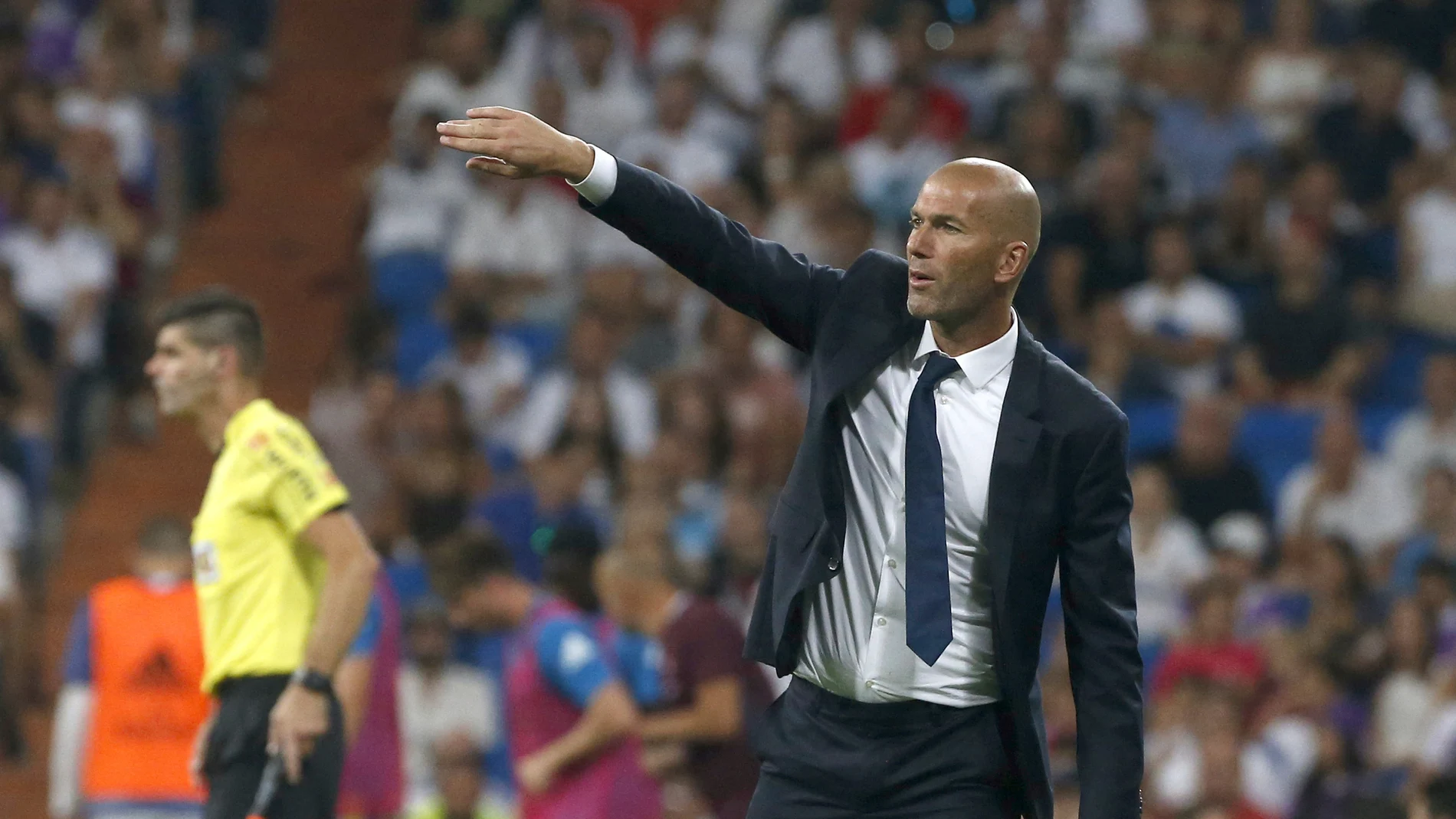 Zidane dando instrucciones desde el banquillo durante el Real Madrid - Celta Zidane dando instrucciones desde el banquillo durante el Real Madrid - Celta