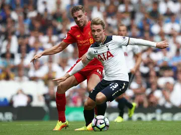 Henderson intenta robar el balón a Eriksen Henderson intenta robar el balón a Eriksen