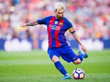 Leo Messi golpea el balón en un partido con el Barcelona