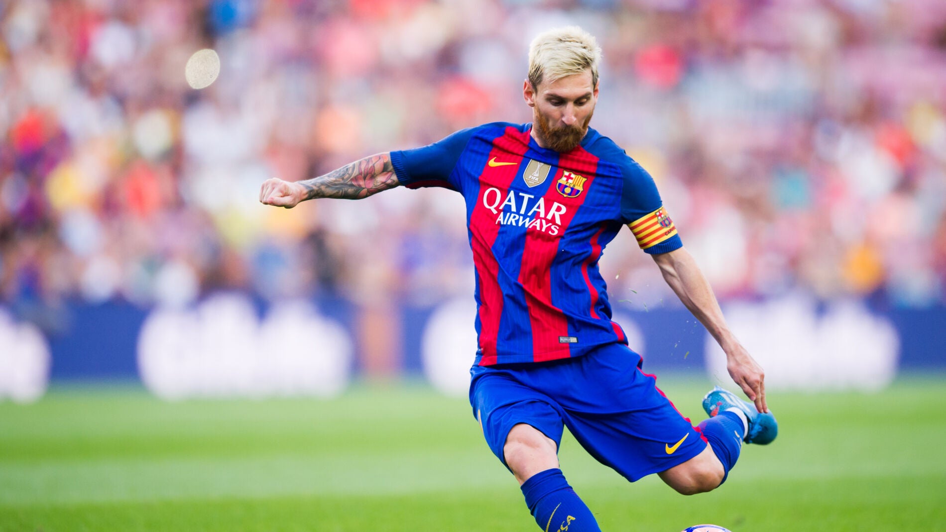 Leo Messi golpea el bal&oacute;n en un partido con el Barcelona