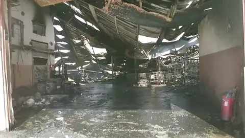 Frame 2.830177 de: Los bomberos intentan que los residuos tóxicos no lleguen al río Henares Frame 2.830177 de: Los bomberos intentan que los residuos tóxicos no lleguen al río Henares