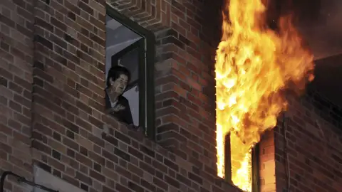 Una mujer ha fallecido y un hombre ha resultado herido grave en la explosión de una vivienda del número 5 de la calle Coca de Segovia ocurrida esta madrugada y en la que también han resultado heridos leves ocho personas. Una mujer ha fallecido y un hombre ha resultado herido grave en la explosión de una vivienda del número 5 de la calle Coca de Segovia ocurrida esta madrugada y en la que también han resultado heridos leves ocho personas