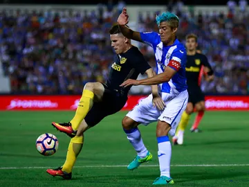 Kevin Gameiro intenta controlar el balón ante la defensa de Mantovani Kevin Gameiro intenta controlar el balón ante la defensa de Mantovani