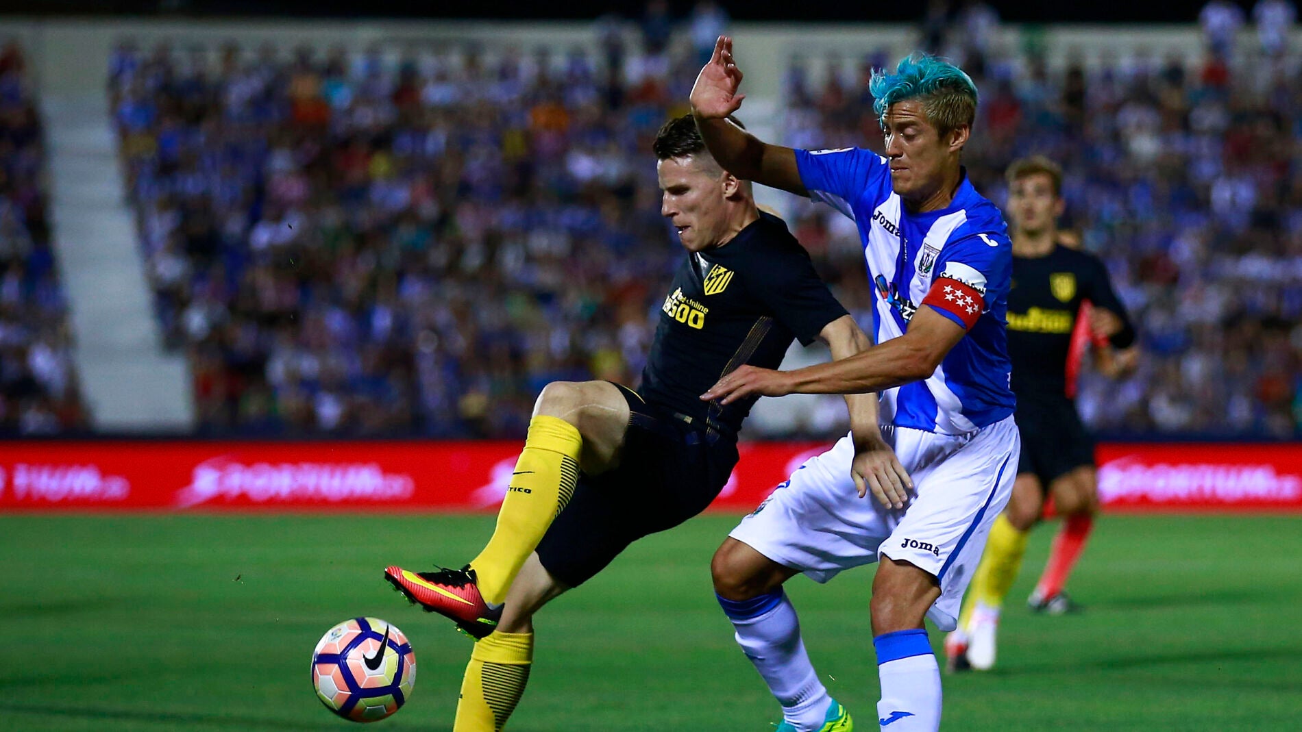 Kevin Gameiro intenta controlar el bal&oacute;n ante la defensa de Mantovani