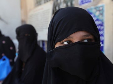 Una mujer cubierta con un niqab