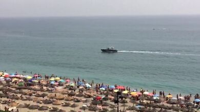 La Policía local prohíbe el baño en una playa de Fuengirola por la posible presencia de un tiburón