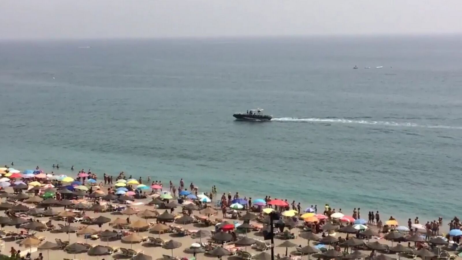 La Policía local prohíbe el baño en una playa de Fuengirola por la posible presencia de un tiburón