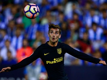 Antoine Griezmann se prepara para controlar el balón