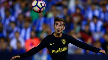 Antoine Griezmann se prepara para controlar el balón