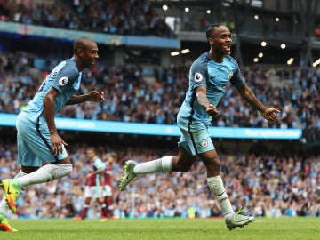 Sterling celebra su gol con el Manchester City en el Etihad