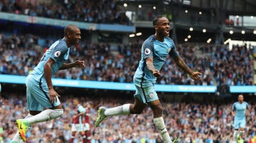 Sterling celebra su gol con el Manchester City en el Etihad
