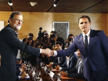 Rajoy y Rivera durante la reunión de sus delegaciones en la que han certificado el acuerdo de investidura