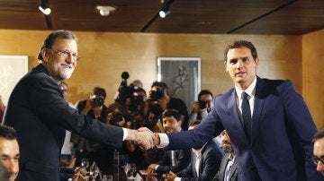 Rajoy y Rivera  durante la reunión de sus delegaciones en la que han certificado el acuerdo de investidura