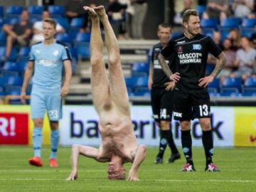 Lars Elstrup hace el pino desnudo en un partido de la liga danesa