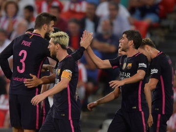 Los jugadores del Barcelona celebran el gol en San Mamés