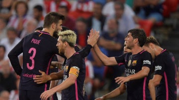 Los jugadores del Barcelona celebran el gol en San Mamés