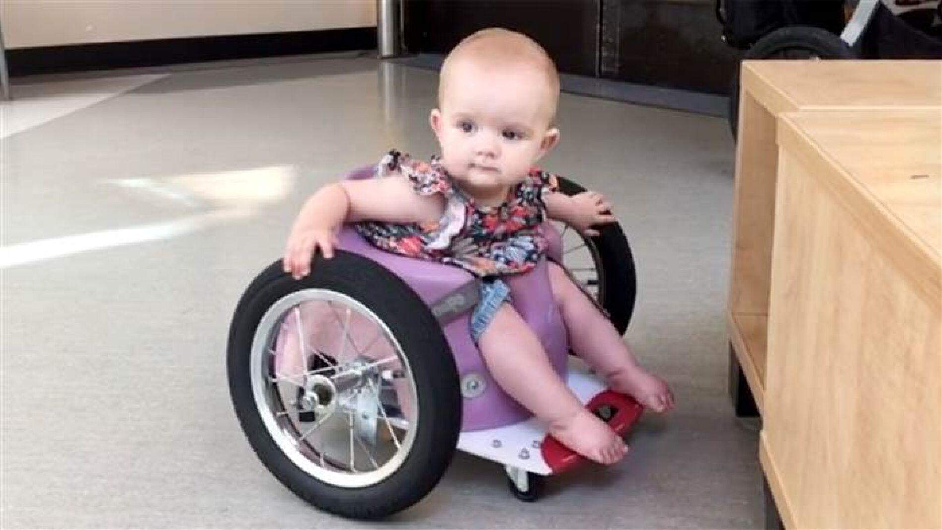 Evelyn Moore, la peque&ntilde;a en silla de ruedas