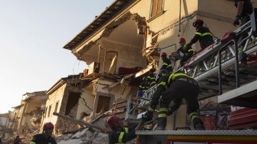 Tareas de rescate en Italia