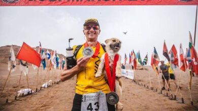Un atleta australiano encuentra a la perra que le acompañó 125 kilómetros en una ultramaratón en China
