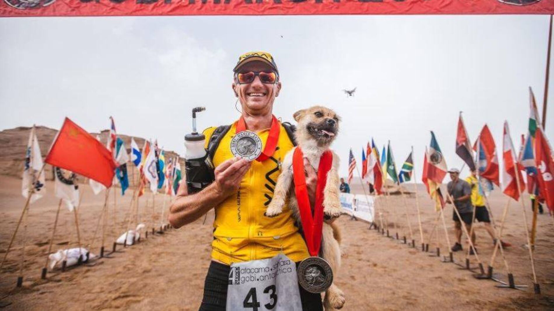 Dion Leonard y Gobi al finalizar la carrera, donde se encontraron 