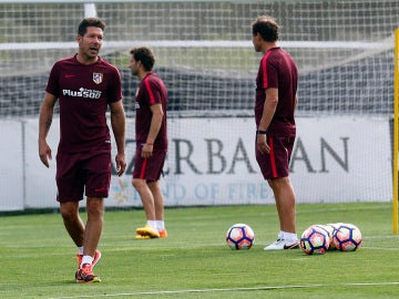 Simeone da indicaciones en un entrenamiento Simeone da indicaciones en un entrenamiento
