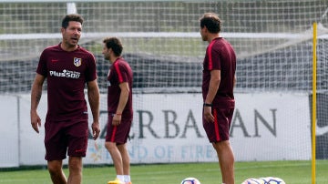 Simeone da indicaciones en un entrenamiento