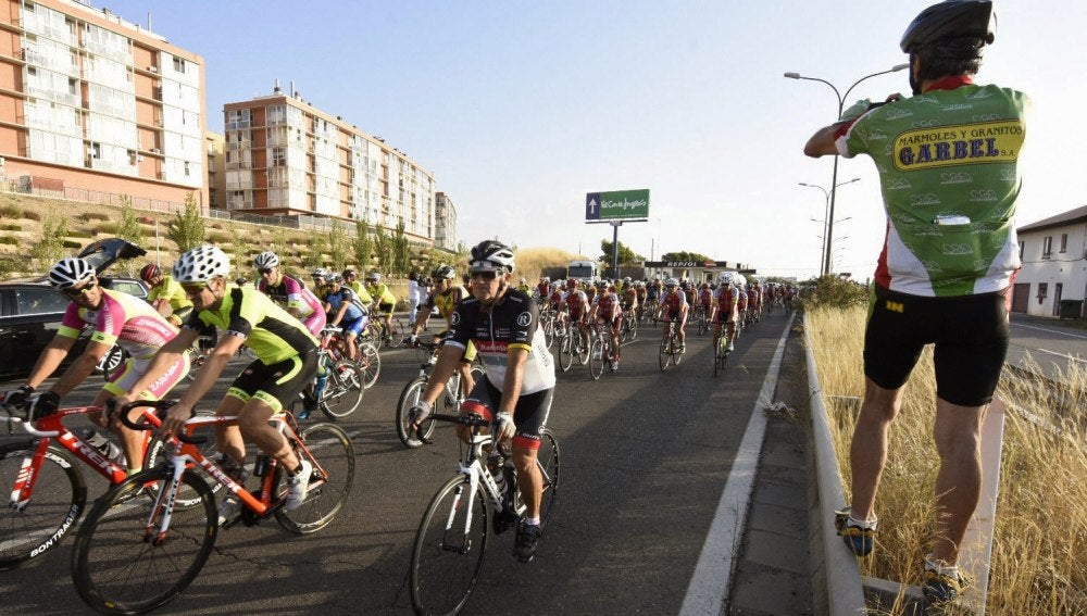 Homenaje en Zaragoza a los dos ciclistas que murieron en un accidente de tráfico
