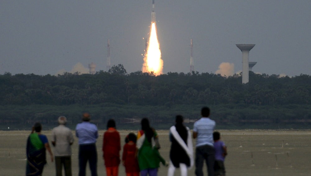 Gente mirando el lanzamiento de un cohete en la India