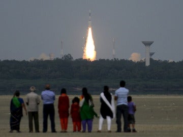Gente mirando el lanzamiento de un cohete en la India 