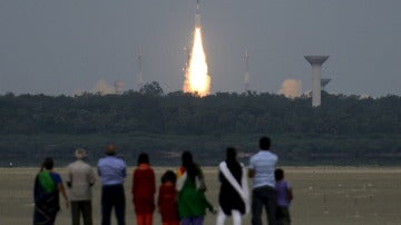 Gente mirando el lanzamiento de un cohete en la India 