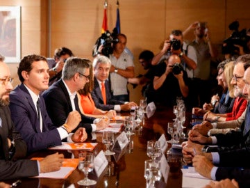 Rajoy y Rivera, en la mesa de negociación