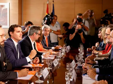 Rajoy y Rivera, en la mesa de negociación Rajoy y Rivera, en la mesa de negociación
