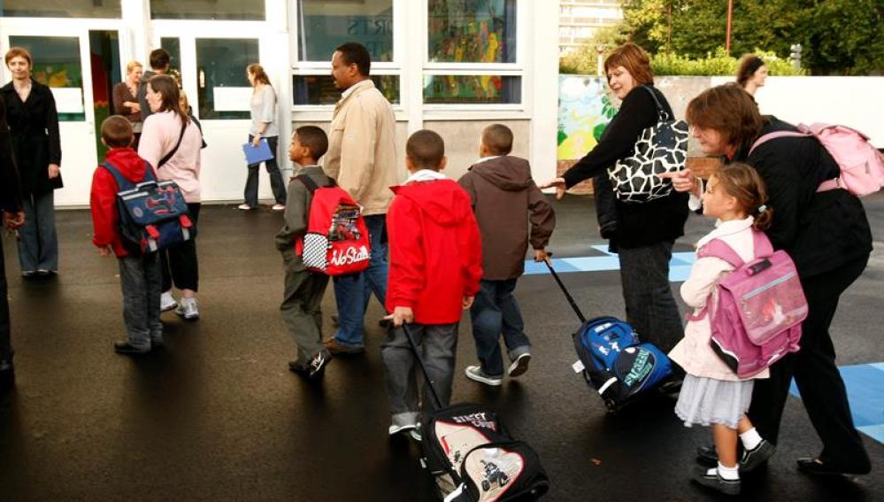 Niños yendo al colegio