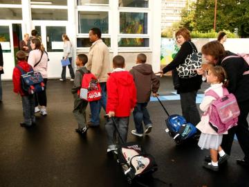 Niños yendo al colegio