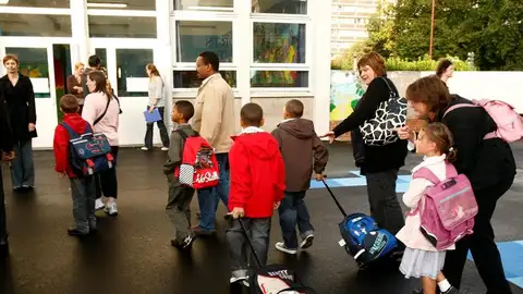 Niños yendo al colegio Niños yendo al colegio