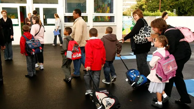 Niños yendo al colegio Niños yendo al colegio