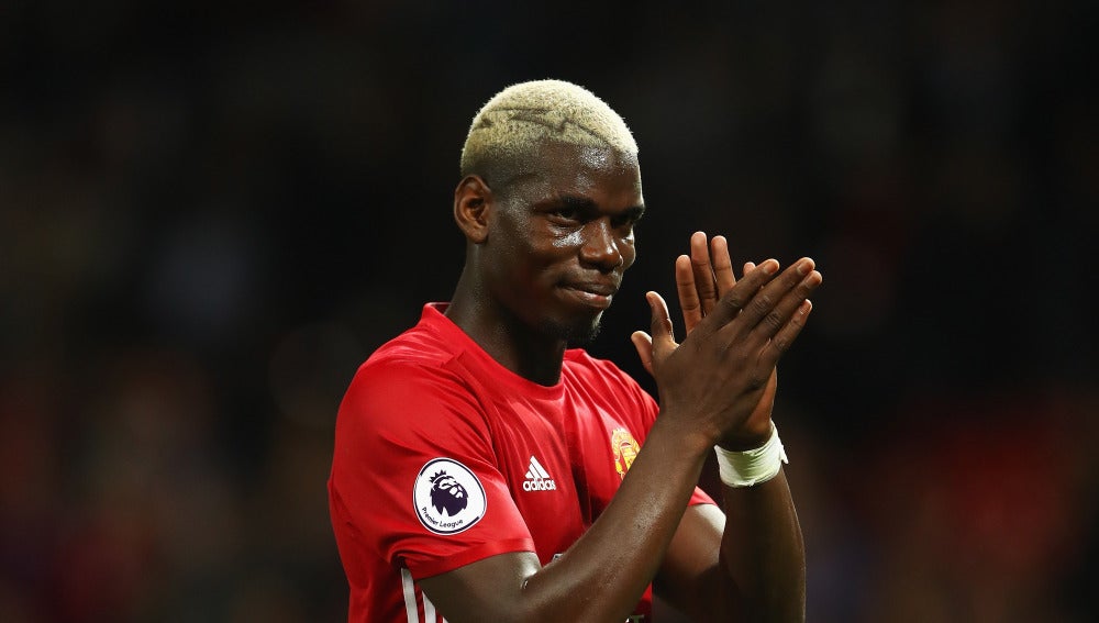 Pogba aplaudiendo en uno de sus choques con el United