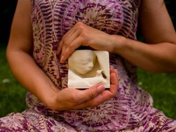 Moldes impresos en 3D del feto de un bebé