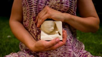 Moldes impresos en 3D del feto de un bebé