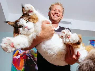 Jonathan Zurbel con su gato Sansón en Brooklyn Jonathan Zurbel con su gato Sansón en Brooklyn