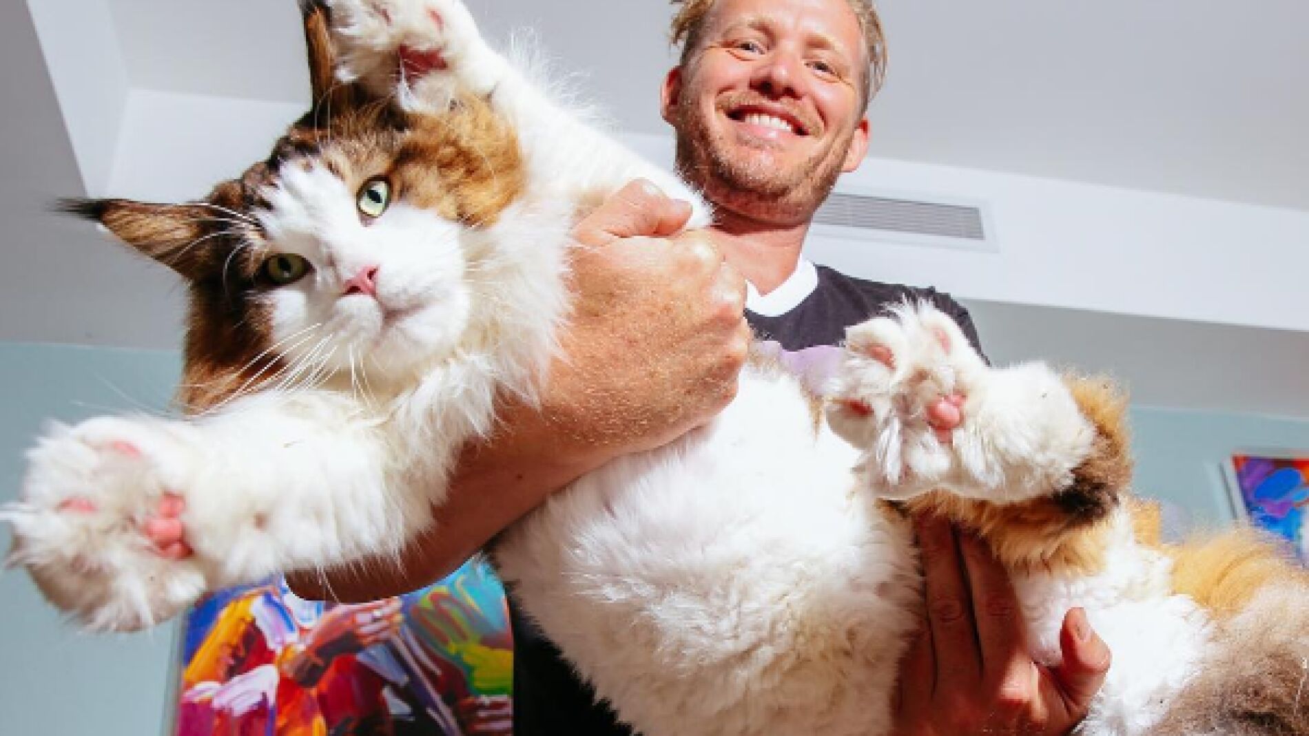 Jonathan Zurbel con su gato Sans&oacute;n en Brooklyn