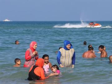 Las mujeres tunecinas con ' burkini ' en la playa de Bizerta , el noreste de Túnez.