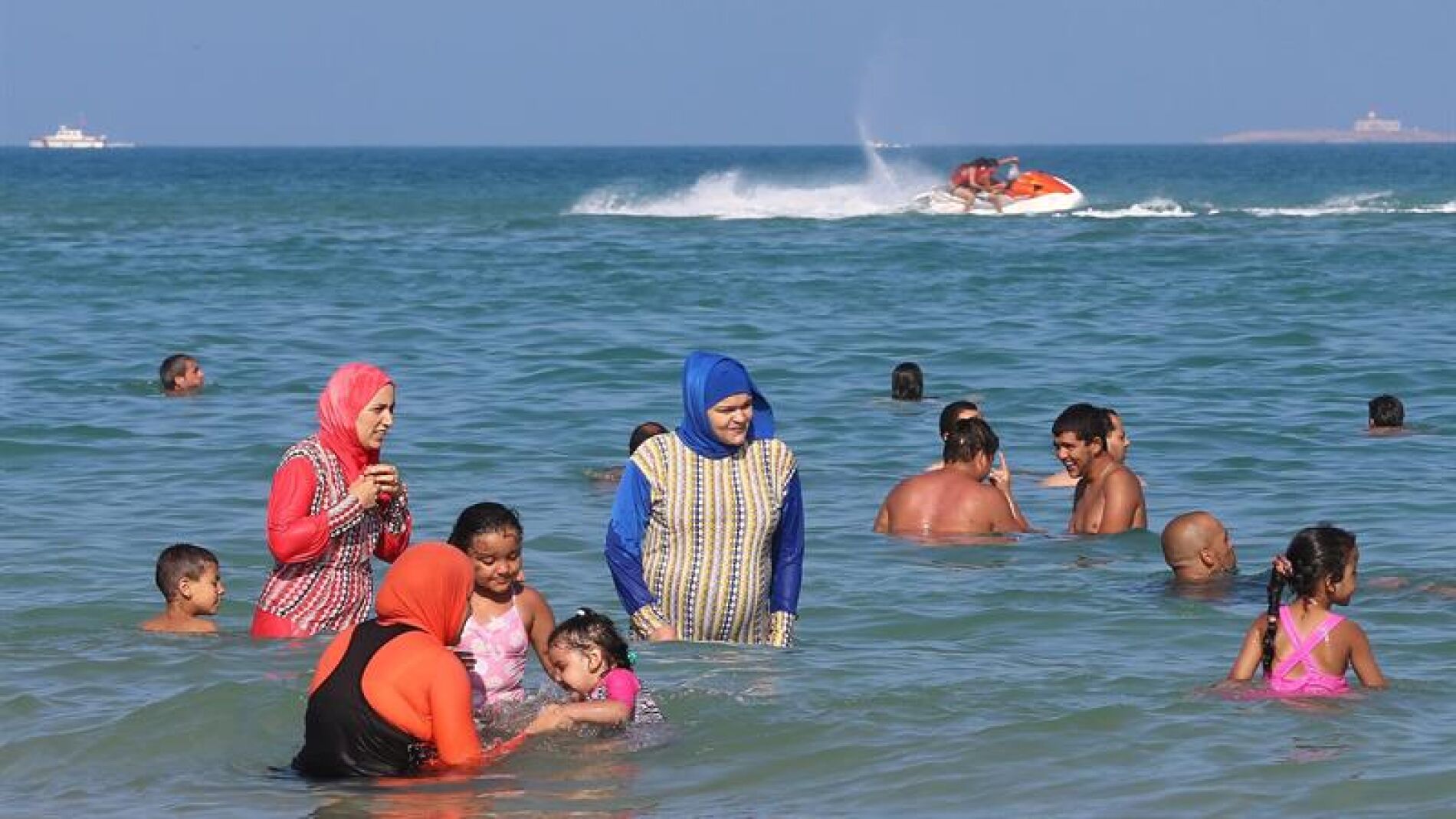 Las mujeres tunecinas con ' burkini ' en la playa de Bizerta , el noreste de T&uacute;nez.