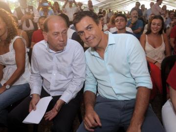 Pedro Sánchez y el candidato socialista a la Presidencia de la Xunta de Galicia, Xoaquín Fernández Leiceaga, durante el acto político celebrado hoy en la localidad de Oroso.