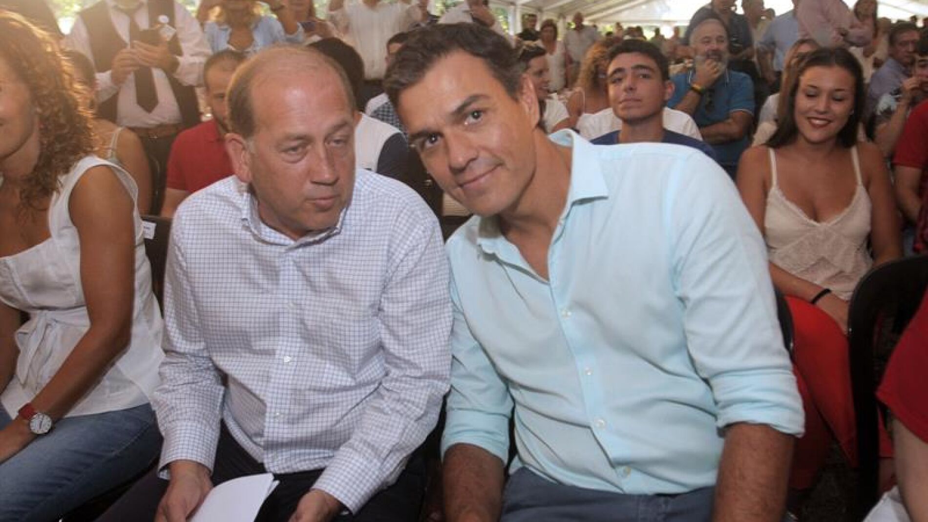 Pedro S&aacute;nchez y el candidato socialista a la Presidencia de la Xunta de Galicia, Xoaqu&iacute;n Fern&aacute;ndez Leiceaga, durante el acto pol&iacute;tico celebrado hoy en la localidad de Oroso.
