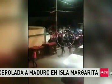 Frame 38.495084 de: Una fuerte cacerolada obliga a Maduro a escapar de la gente en Isla Margarita