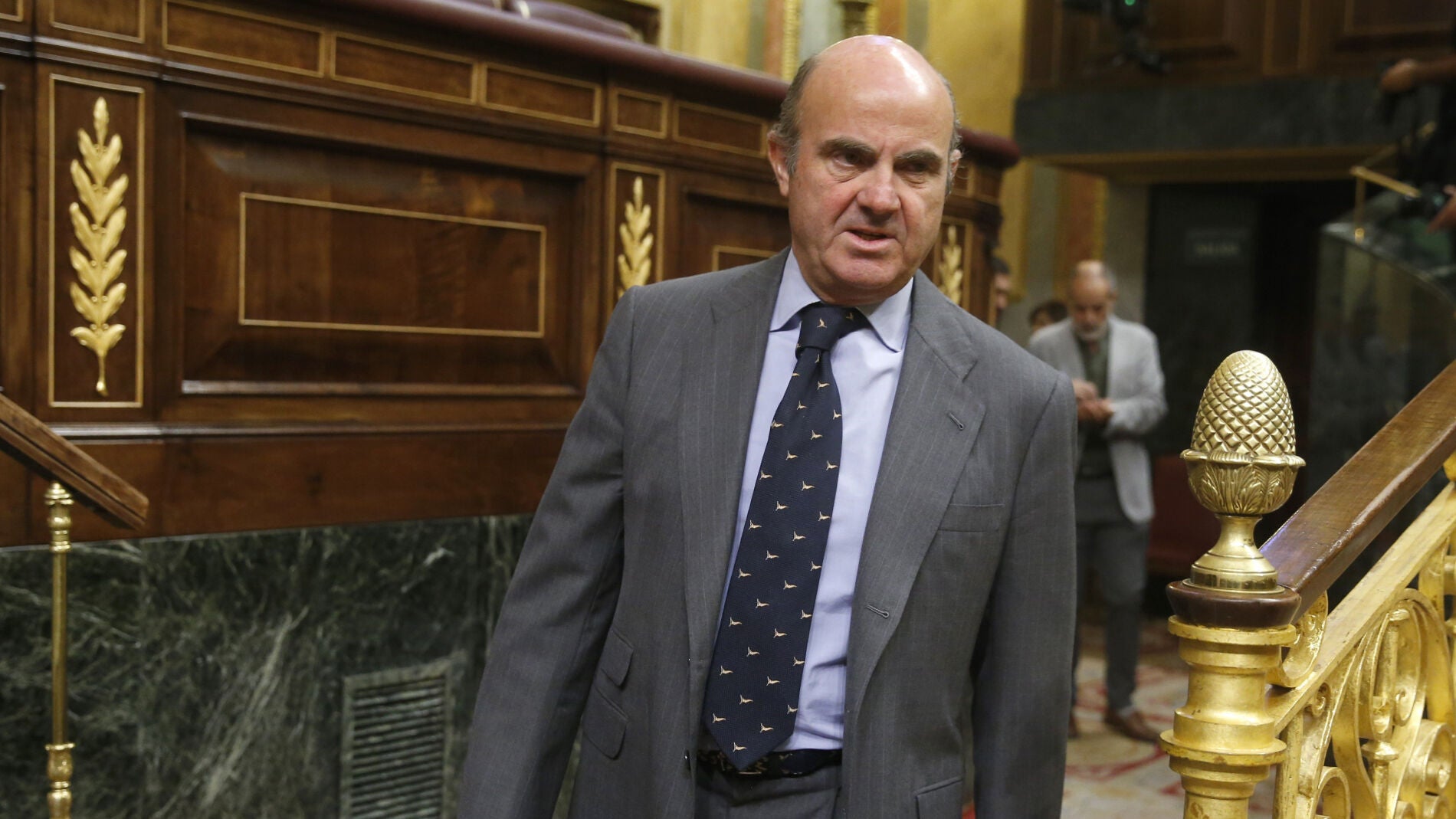 Luis de Guindos entrando en el hemiciclo.