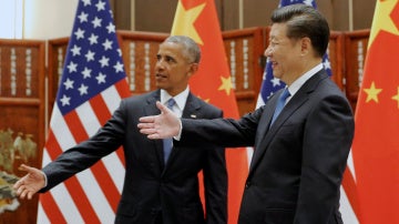 El presidente de China, Xi Jinping pone su mano para saludar a los miembros de la delegación de Estados Unidos