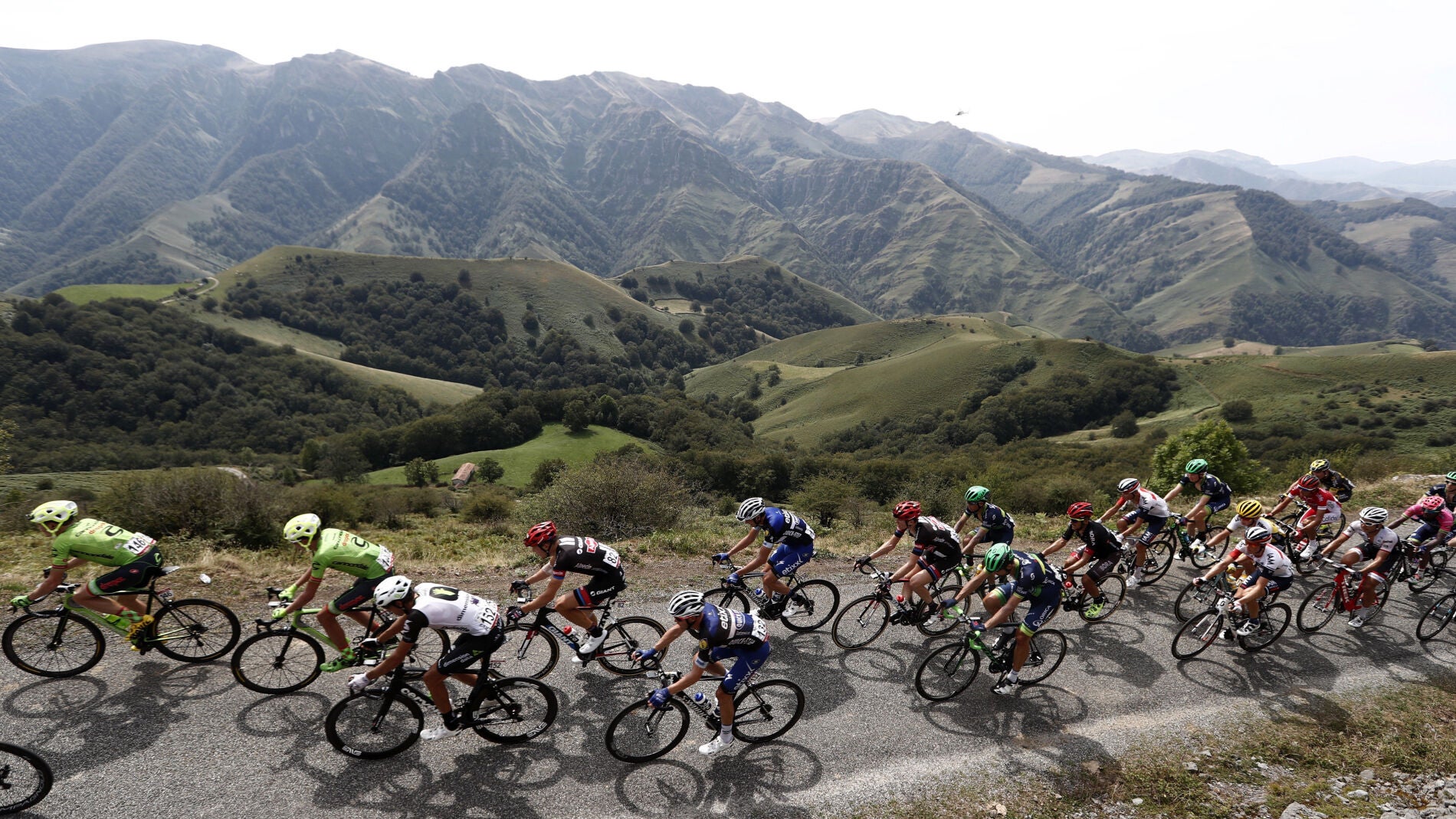  El pelot&oacute;n durante la 14&ordf; etapa de la Vuelta 2016