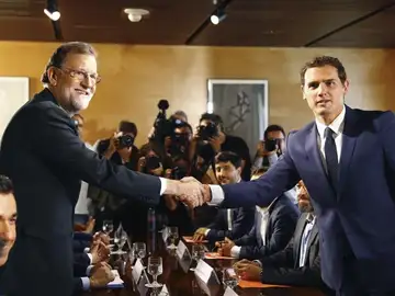 El jefe del Gobierno, Mariano Rajoy y el líder de Ciudadanos, Albert Rivera, se estrechan la mano durante la reunión de sus respectivas delegaciones en la que van a certificar el acuerdo de investidura El jefe del Gobierno, Mariano Rajoy y el líder de Ciudadanos, Albert Rivera, se estrechan la mano durante la reunión de sus respectivas delegaciones en la que van a certificar el acuerdo de investidura